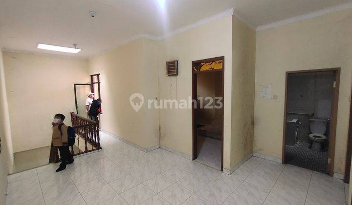 Rumah di Taman Ratu 2 Lantai Sudah Renovasi SHM Timur