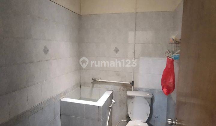 Rumah di Taman Ratu 2 Lantai Sudah Renovasi SHM Timur
