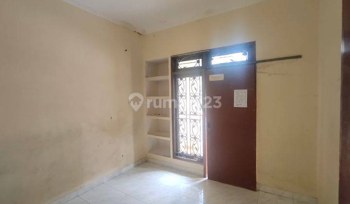 Rumah di Taman Ratu 2 Lantai Sudah Renovasi SHM Timur
