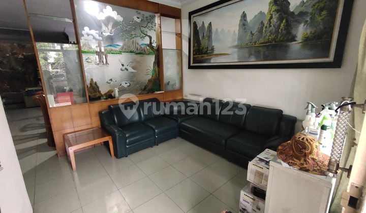 Rumah di Taman ratu 2 Lantai SHM Bagus Hadap Timur