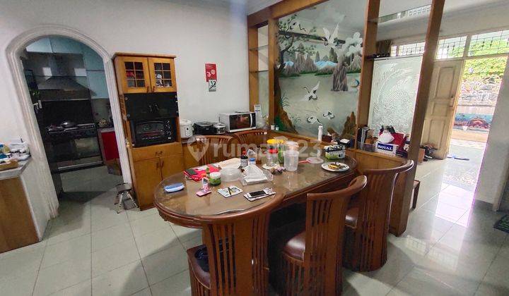 Rumah di Taman ratu 2 Lantai SHM Bagus Hadap Timur