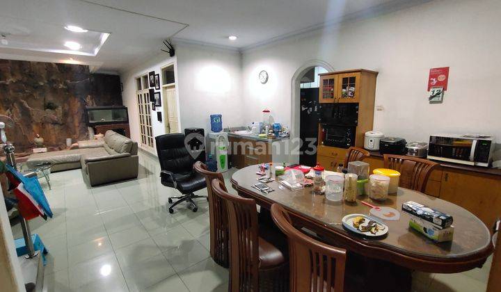 Rumah di Taman ratu 2 Lantai SHM Bagus Hadap Timur
