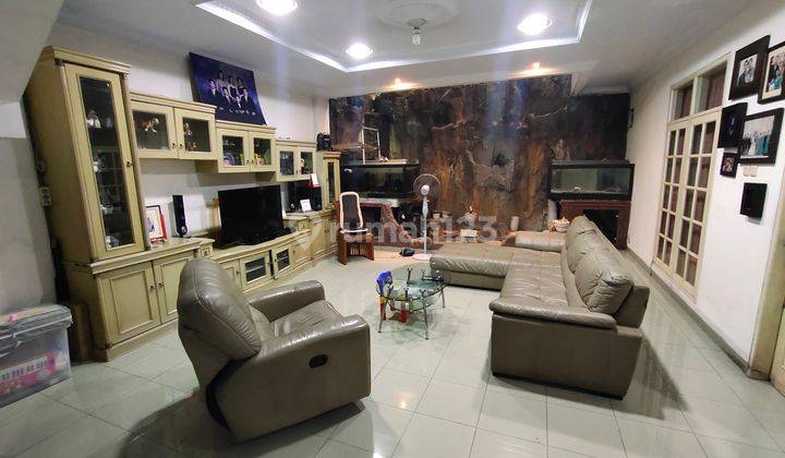 Rumah di Taman ratu 2 Lantai SHM Bagus Hadap Timur