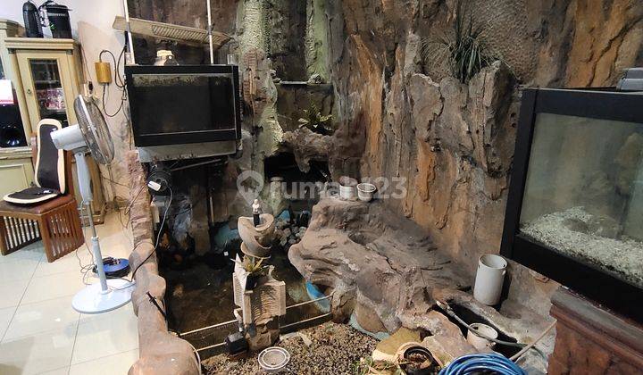 Rumah di Taman ratu 2 Lantai SHM Bagus Hadap Timur
