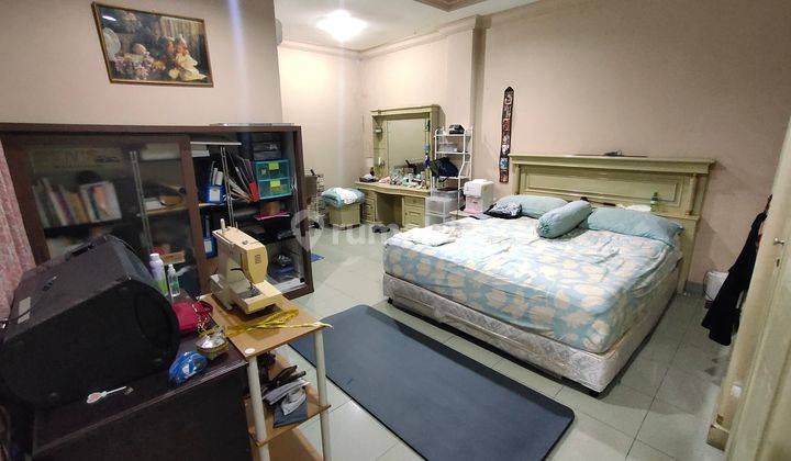 Rumah di Taman ratu 2 Lantai SHM Bagus Hadap Timur