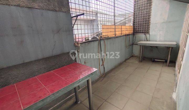 Rumah di Taman ratu 2 Lantai SHM Bagus Hadap Timur
