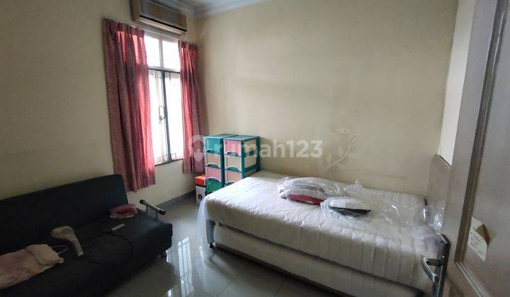 Rumah di Taman ratu 2 Lantai SHM Bagus Hadap Timur