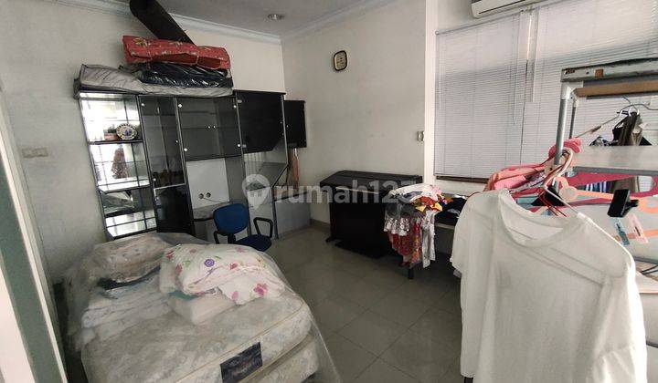 Rumah di Taman ratu 2 Lantai SHM Bagus Hadap Timur