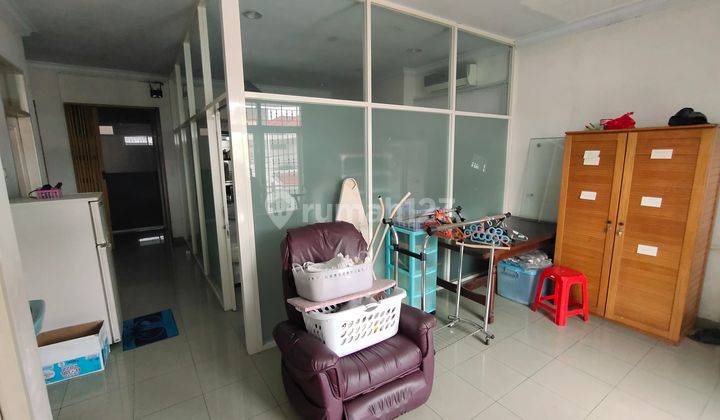 Rumah di Taman ratu 2 Lantai SHM Bagus Hadap Timur