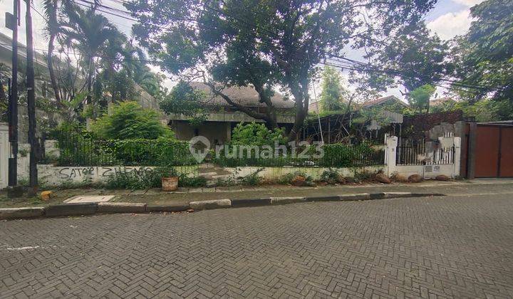 Hitung Tanah Rumah Tua di Menteng Depan Taman Strategis