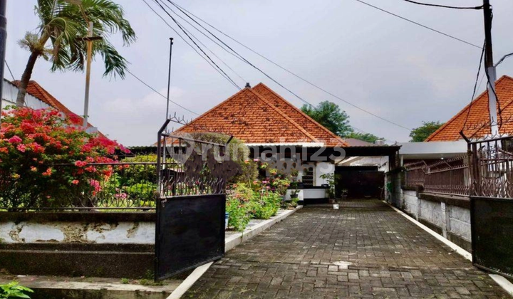 Strategic Mid-Town Surabaya Colonial House on Bawean Street Still in Good Condition Strategic Mid-Town Surabaya Colonial House on Bawean Street Still in Good Condition