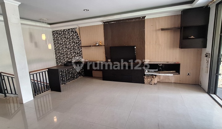 2-Story House Located in Danau Bogor Raya Block I 2