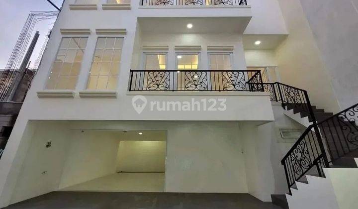 Rumah di cempaka putih swimming pool murah 3 lantai SHM 1