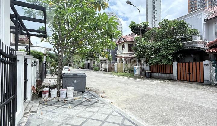 Ready-to-Occupy House with American Classic Design, One Step Away from Cinere Mall and Belleveu Mall. 2