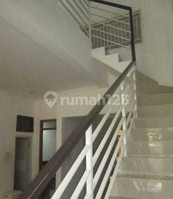 House in Cinere within a Large Complex, Green and Comfortable Environment, Close to Krukut Toll Road, Lazuardi School, and BPK Penabur.