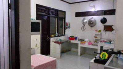 Rumah siap huni dengan bangunan kokoh, lokasi komersil dan Strategis didepan jalan raya. Cocok untuk usaha, kantor, transit gudang, kost kost-an. 4