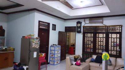 Rumah siap huni dengan bangunan kokoh, lokasi komersil dan Strategis didepan jalan raya. Cocok untuk usaha, kantor, transit gudang, kost kost-an. 2
