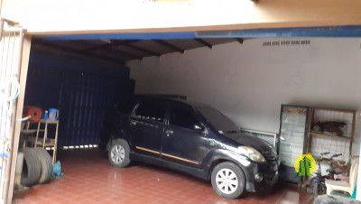 Rumah siap huni dengan bangunan kokoh, lokasi komersil dan Strategis didepan jalan raya. Cocok untuk usaha, kantor, transit gudang, kost kost-an. 7