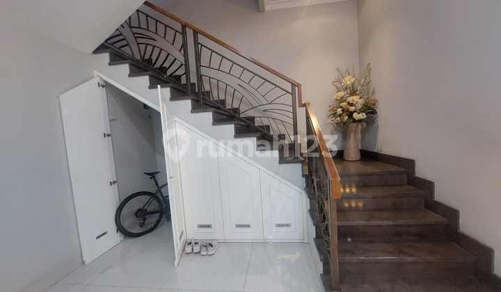 Rumah Mewah Jl Gunung Kairo, Dekat Gunung Merapi, Pusat Kota. 2,5 Lantai. 4 Kamar. Furnished 2