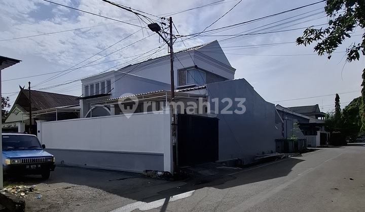 Middle City House in Makassar. Corner. Area 225 M2. Furnished. 4 Bedrooms. 2