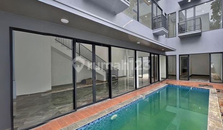 Rumah Mewah Dijual di Taman Wijaya Kusuma Cilandak Private Pool