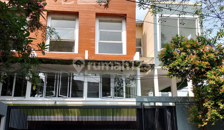 Rumah Mewah di Pondok Indah Posisi Hook Teronavasi Siap Huni