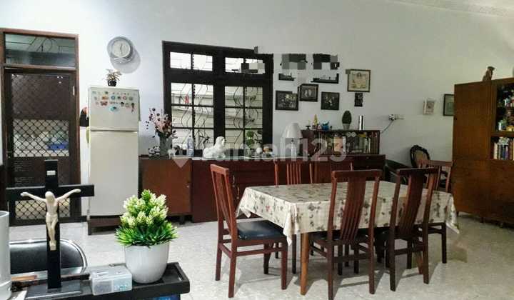 Area elite tengah kota Rumah lama terawat SHM Manyar Kartika 2