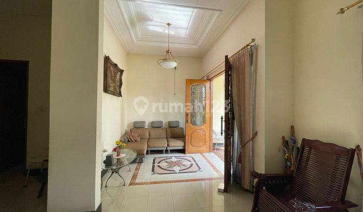 Rumah 2 Lantai Bagus Furnished SHM di Manyar Jaya, Surabaya 1