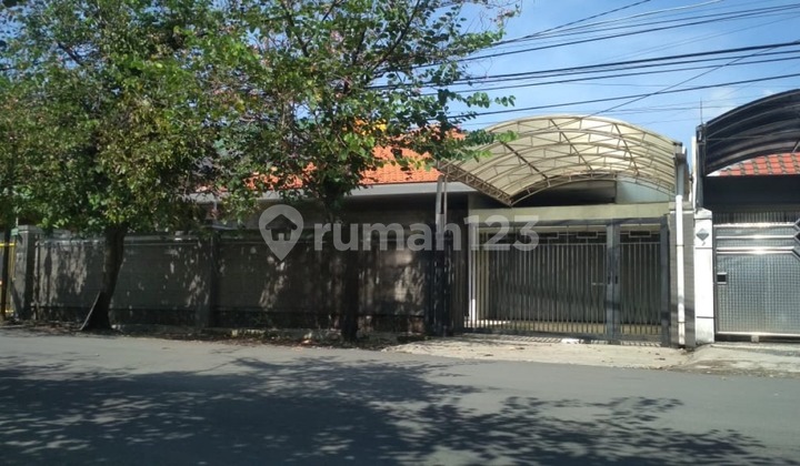 For Sale Good House Suitable for Business with SHM on Raya Manyar Rejo