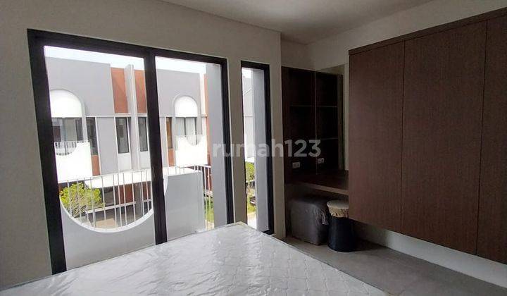 Rumah  2 lantai,  furnished, dalam kompleks 2