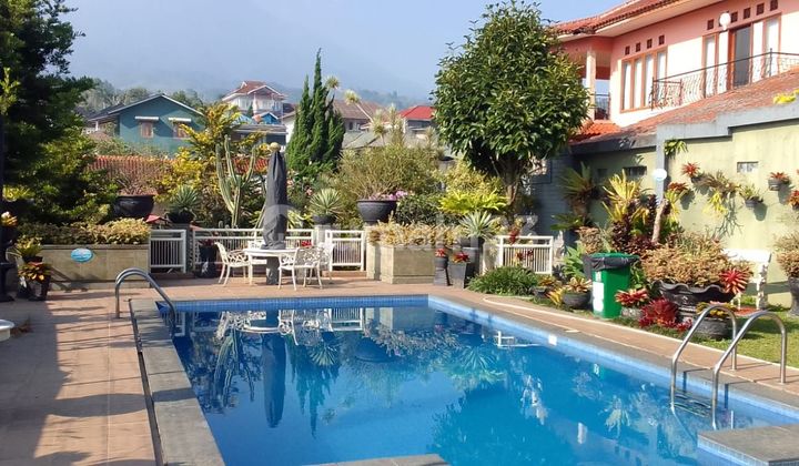 Villa di cisarua, dilengkapi kolam renang & taman