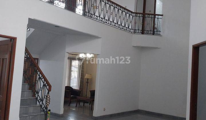 Rumah apik, siap huni, ceiling tinggi akses toll Simatupang 400m 2