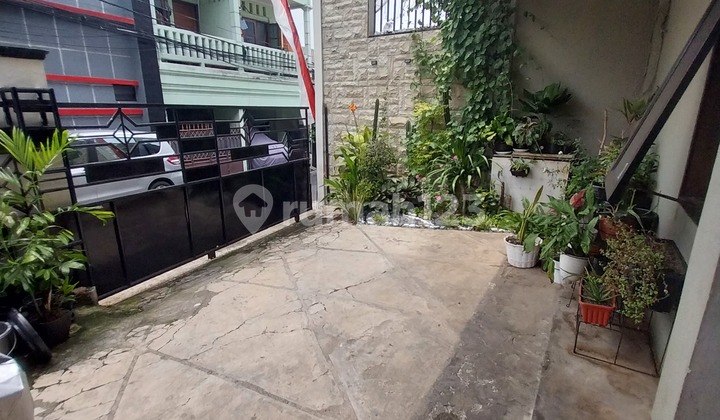 Boarding House Still Active in Tebet Area, Only 300m to Gatot Subroto Rd. Boarding House Still Active in Tebet Area, Only 300m to Gatot Subroto Rd.