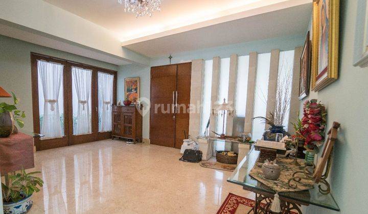 Rumah Bagus, Ceiling Tinggi, Dilengkapi Kolam Renang, Lay Out Bagus 4