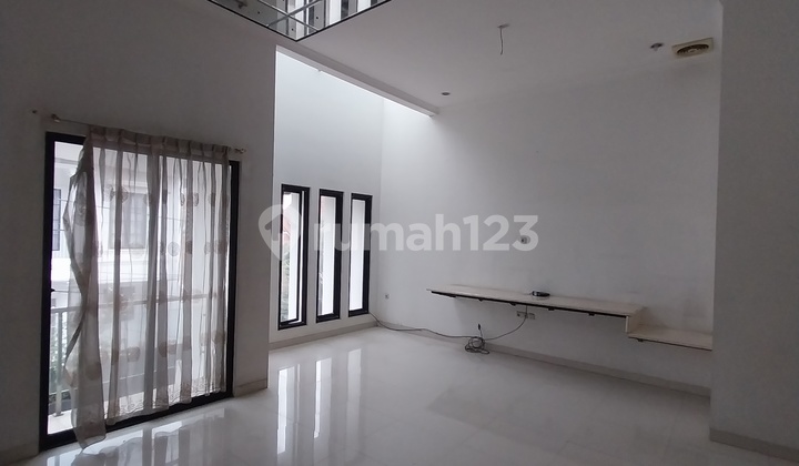 4BR Renovated House in Strategic Location, Near Mall, School, Commuter Station 2