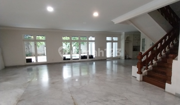 Ready-to-Live Home, Large Swimming Pool, Just a Step Away to Senayan