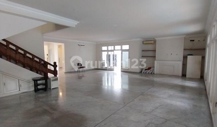 Rumah Siap Huni, Kolam Renang Besar, Hanya Selangkah ke Senayan