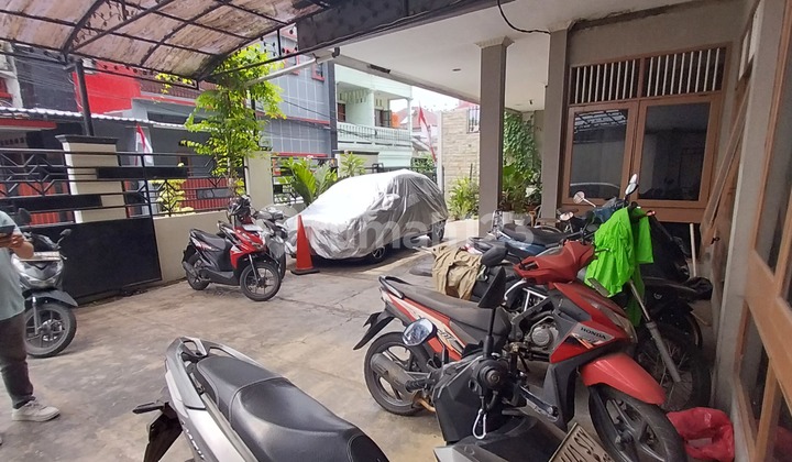 Boarding House Still Active in Tebet Area, Only 300m to Gatot Subroto Rd. Boarding House Still Active in Tebet Area, Only 300m to Gatot Subroto Rd.