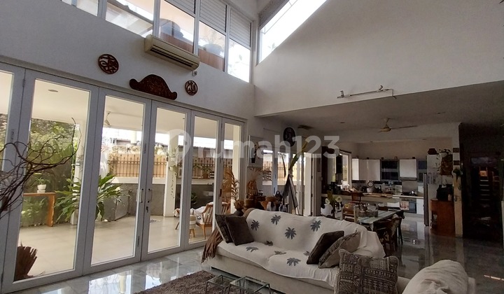 Rumah Adem Banyak Ventilasi, Area Lingkungan Expat 2