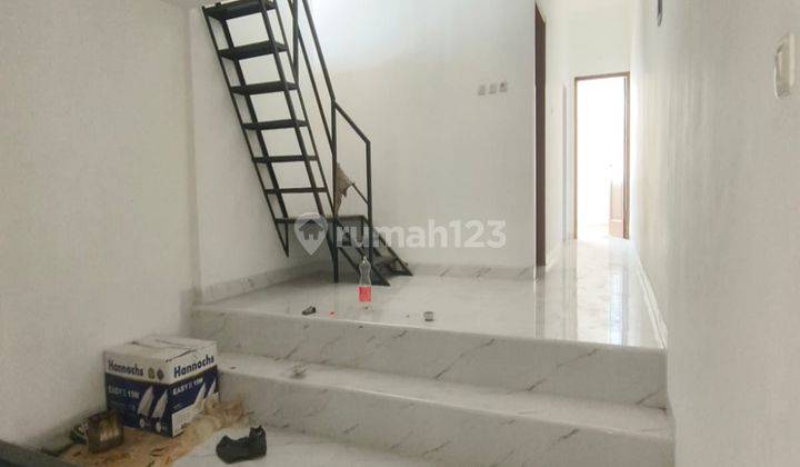 Rumah Minimalis 31/2 lantai di Taman Palem lestari Blok e 2