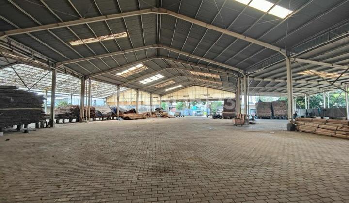 For rent: Large warehouse in Kapuk Farm, rarely available, near the highway.