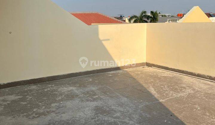 Dijual rumah di camar PIK 3.5 lantai Ada dak 2