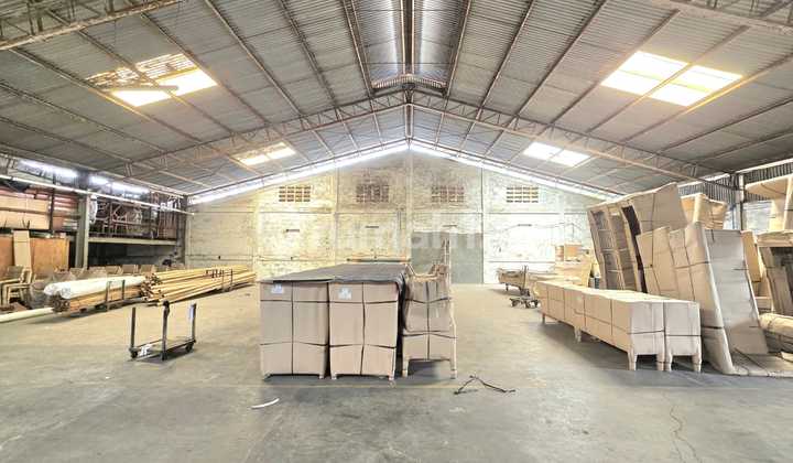 Mango and sweet potato warehouse in Cengkareng ready for rent near toll gate entrance.
