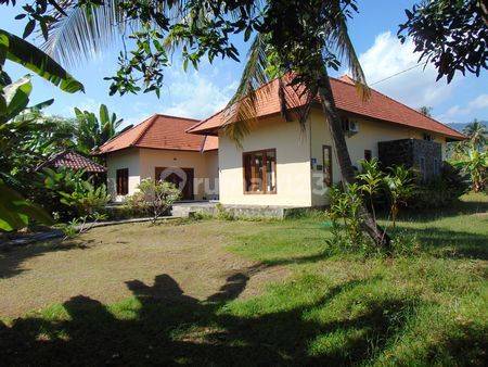 CENTRAL YET SERENE: VILLA WITH EXPANSIVE LAND AND VIEWS! 2