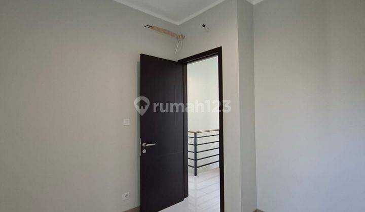 Dijual Cepat - Rumah 2 Lantai di Summarecon Crown Gading, Bekasi 2