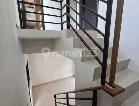 Dijual Cepat - Rumah 2Lt Brand New di Summarecon Crown Gading, Bekasi 2