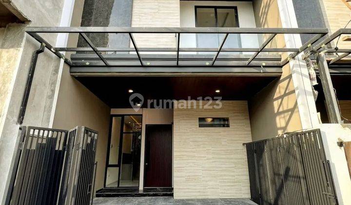 Rumah Mewah Attic 3 Lantai di Pusat Surabaya Barat  1