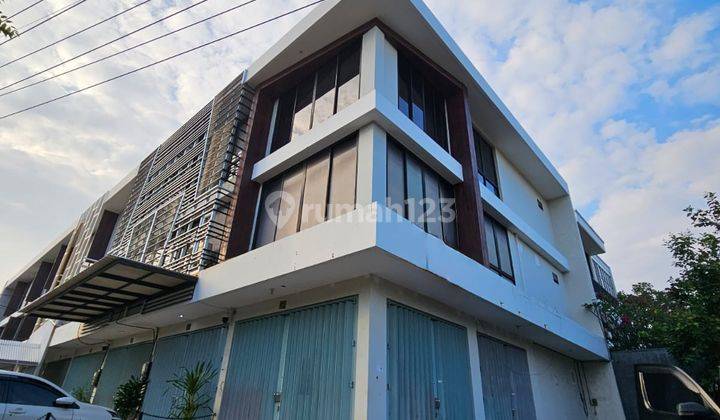 Ema185 Disewakan Ruko 3 Lantai di Lokasi Keramaian Manyar Jaya  1