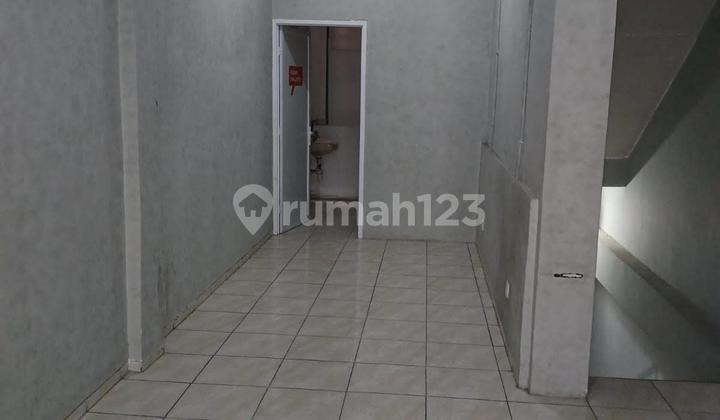 EMA393 FOR RENT 3-STORY SHOPHOUSE STRATEGICALLY LOCATED AND AFFORDABLE IN PUTRO AGUNG KULON 2