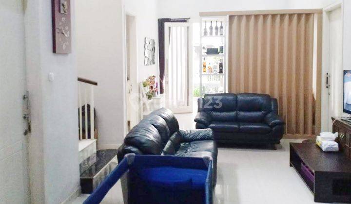 Rumah 2 Lantai Bagus Semi Furnished HGB di Taman Puspa Raya, Sby 2